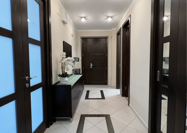 Na prenájom mestský, slnečný 3izb byt v centre Trenčína.