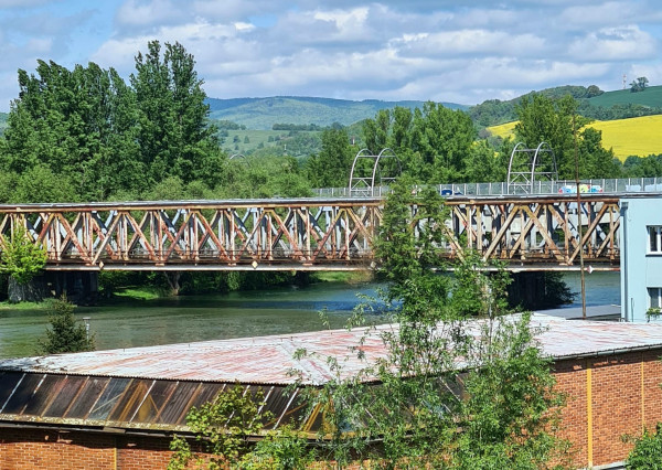 Na prenájom mestský, slnečný 3izb byt v centre Trenčína.