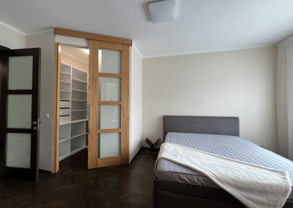 Na prenájom mestský, slnečný 3izb byt v centre Trenčína.