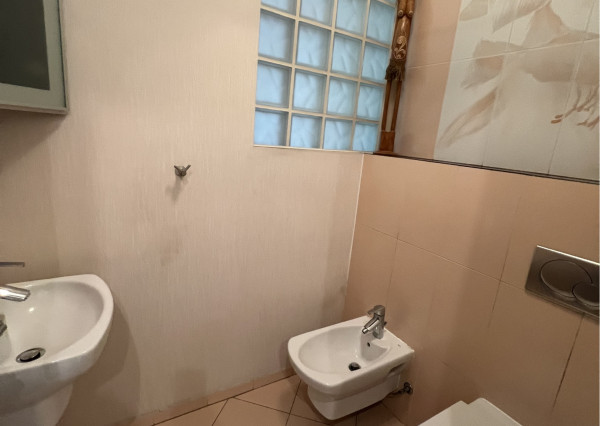 Na prenájom mestský, slnečný 3izb byt v centre Trenčína.