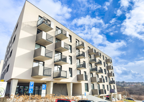 Na prenájom luxusný 2-izbový byt s balkónom a parkovacím státím vo vyhľadávanej lokalite v Prešove