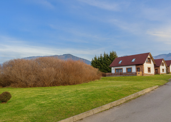 Na predaj veľkorysý pozemok pre rodinný dom v obci Heľpa