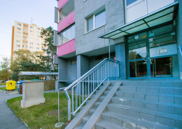 Na predaj investičný 1-izbový  byt Bratislave-Dúbravka