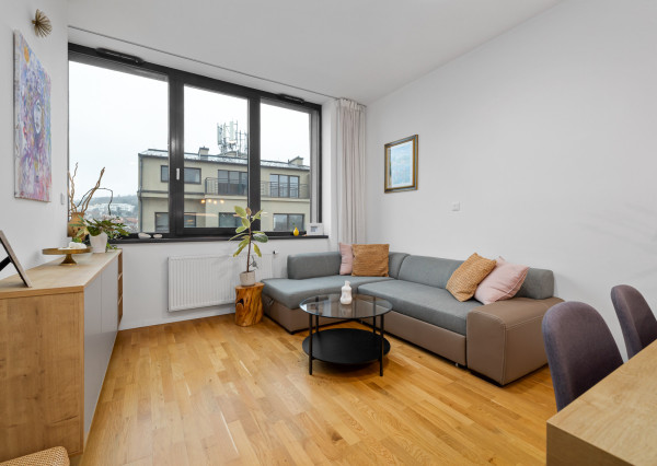 Na predaj 2-izbový slnečný byt v Starom meste s garážovým parkovaním