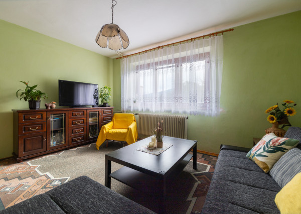 Nová znížená cena! Na predaj 5-izbový rodinný dom s veľkou záhradou v Novej Vsi nad Váhom