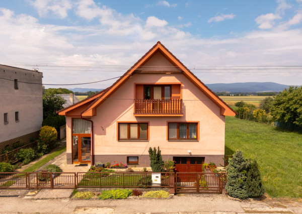 Nová znížená cena! Na predaj 5-izbový rodinný dom s veľkou záhradou v Novej Vsi nad Váhom