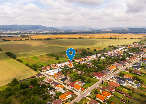 Nová znížená cena! Na predaj 5-izbový rodinný dom s veľkou záhradou v Novej Vsi nad Váhom