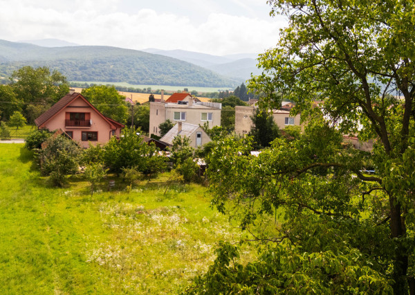 Nová znížená cena! Na predaj 5-izbový rodinný dom s veľkou záhradou v Novej Vsi nad Váhom