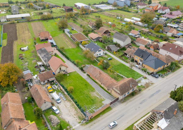 Na predaj rodinný dom so slnečným pozemkom-Veľké Chlievany