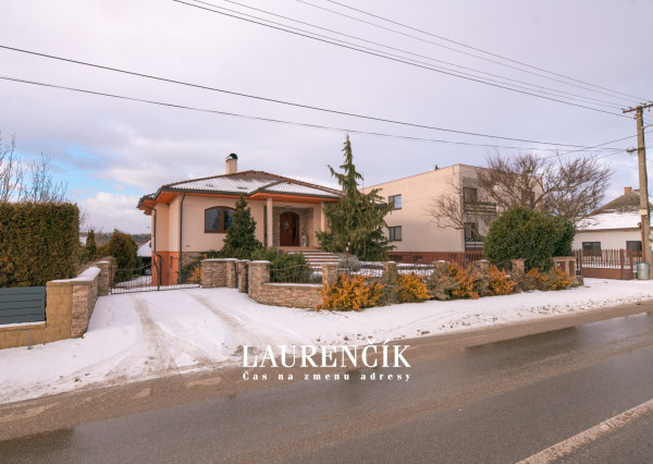 Na predaj veľkorysý 7-izbový rodinný dom v obci Podlužany