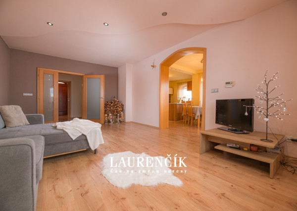 Na predaj veľkorysý 7-izbový rodinný dom v obci Podlužany