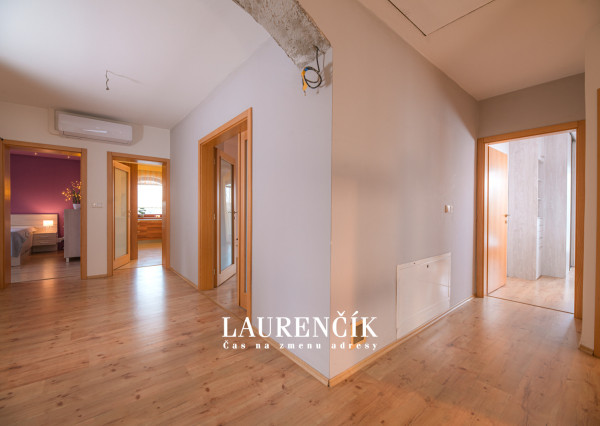 Na predaj veľkorysý 7-izbový rodinný dom v obci Podlužany