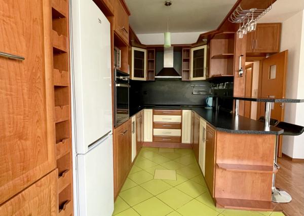 Kompletne zariadený 3-izbový byt s loggiou a garážovým státím v cene