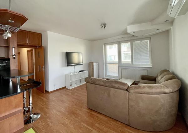 Kompletne zariadený 3-izbový byt s loggiou a garážovým státím v cene