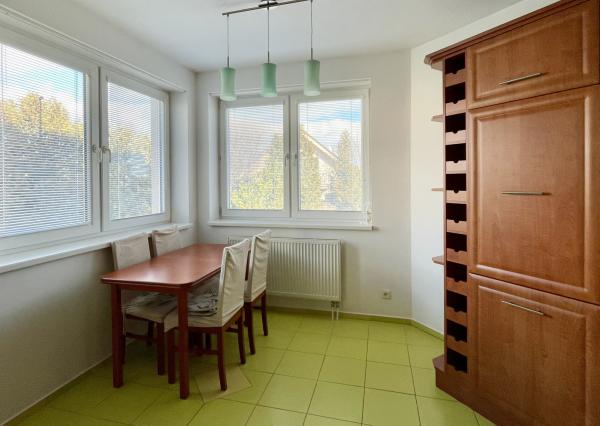 Kompletne zariadený 3-izbový byt s loggiou a garážovým státím v cene