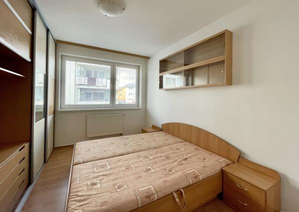 Kompletne zariadený 3-izbový byt s loggiou a garážovým státím v cene