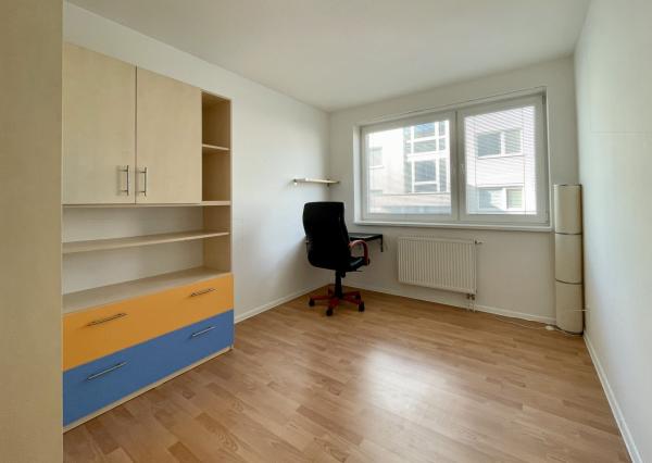 Kompletne zariadený 3-izbový byt s loggiou a garážovým státím v cene