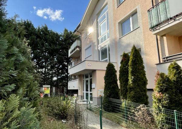 Kompletne zariadený 3-izbový byt s loggiou a garážovým státím v cene