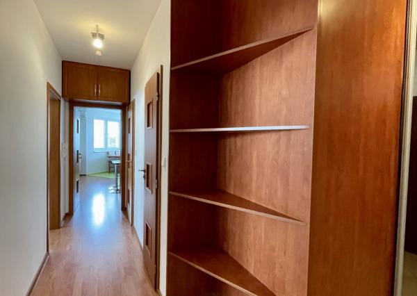 Kompletne zariadený 3-izbový byt s loggiou a garážovým státím v cene