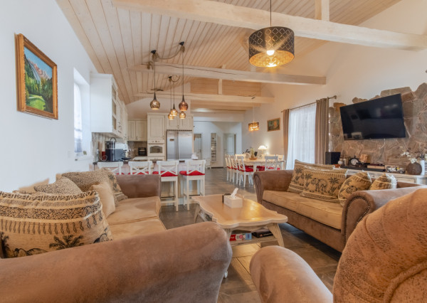 Na predaj exkluzívny rodinný dom s dvoj-garážou v podtatranskej obci Veľký Slavkov