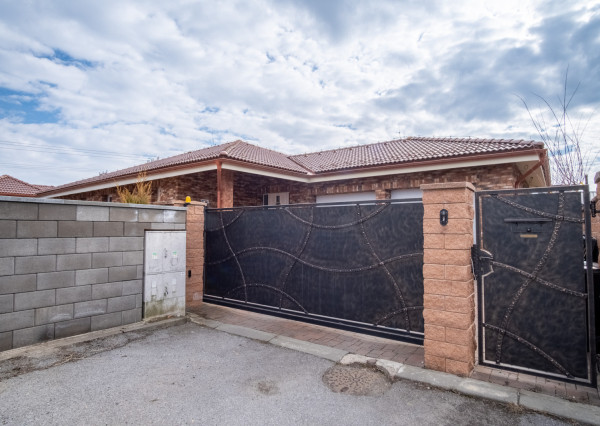 Na predaj exkluzívny rodinný dom s dvoj-garážou v podtatranskej obci Veľký Slavkov