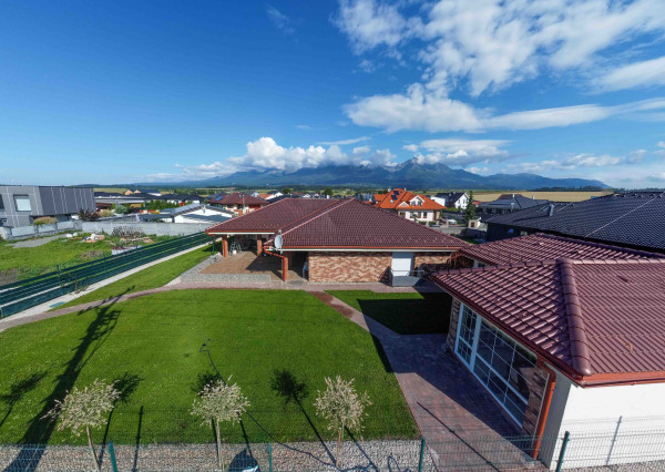 Na predaj exkluzívny rodinný dom s dvoj-garážou v podtatranskej obci Veľký Slavkov
