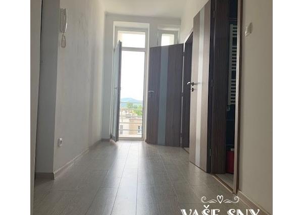 Na prenájom  veľký, zariadený 2 izb byt mestská časť SIHOŤ 1  v Trenčíne .