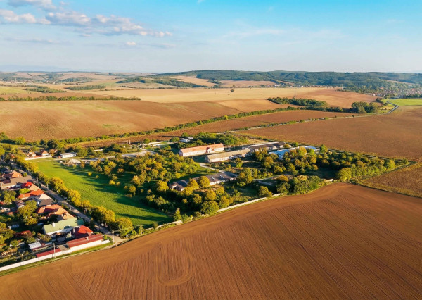 Na predaj investičný areál v obci Trávnica