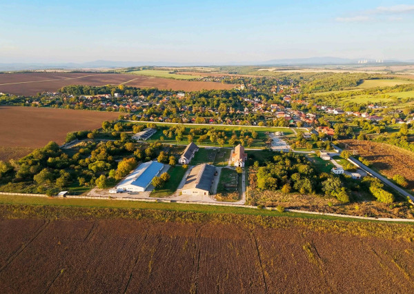 Na predaj investičný areál v obci Trávnica