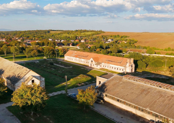 Na predaj investičný areál v obci Trávnica