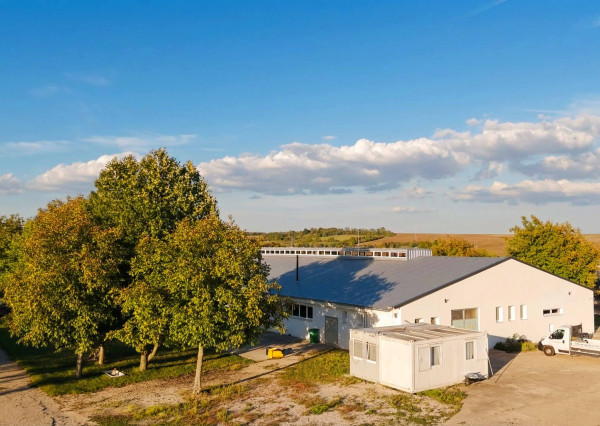 Na predaj investičný areál v obci Trávnica