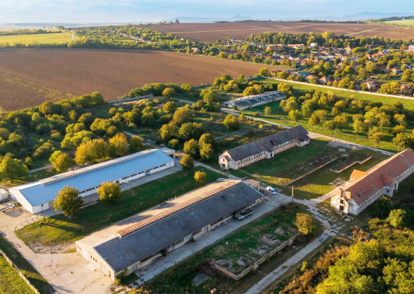 Na predaj investičný areál v obci Trávnica