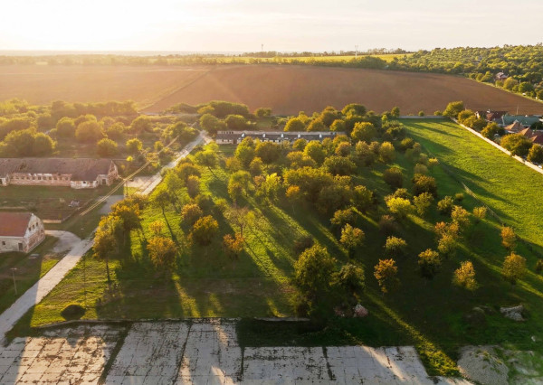 Na predaj investičný areál v obci Trávnica