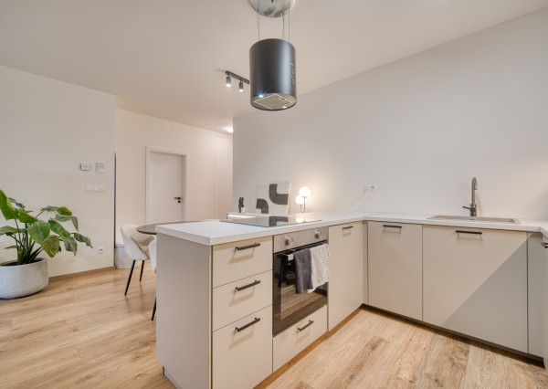 Na predaj zariadený 2-izbový byt s balkónom v Rovinke