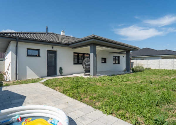 Na predaj novostavba s garážou a dvoma kúpeľňami v Senci