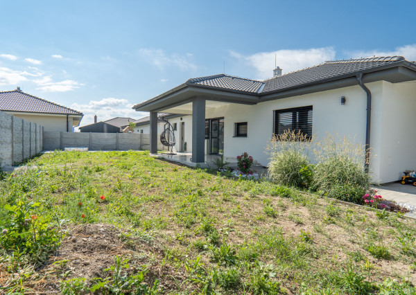 Na predaj novostavba s garážou a dvoma kúpeľňami v Senci