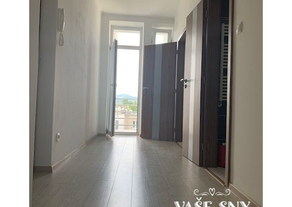 Na prenájom  veľký, zariadený 2 izb byt mestská časť SIHOŤ 1  v Trenčíne .