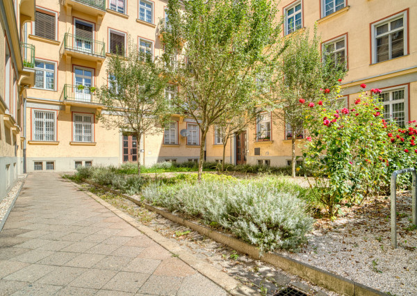 Na predaj 1-izbový byt s investičným potenciálom v centre Bratislavy