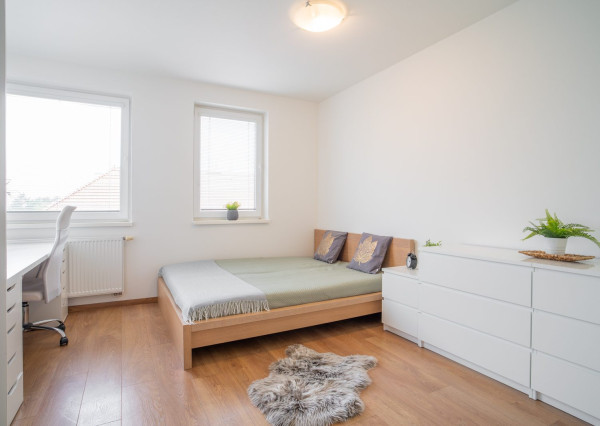 Na prenájom moderný 2-izbový byt s parkovacím miestom v centre Malaciek