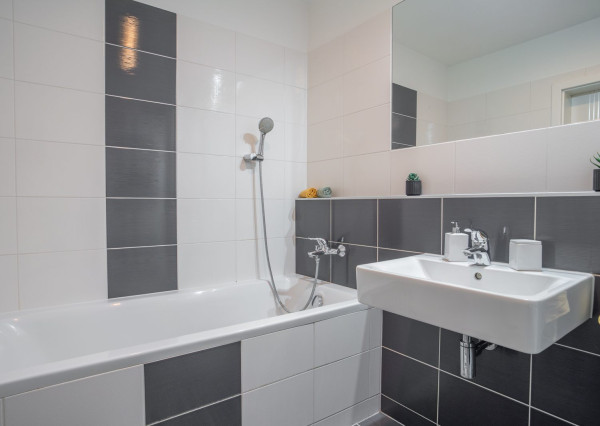 Na prenájom moderný 2-izbový byt s parkovacím miestom v centre Malaciek