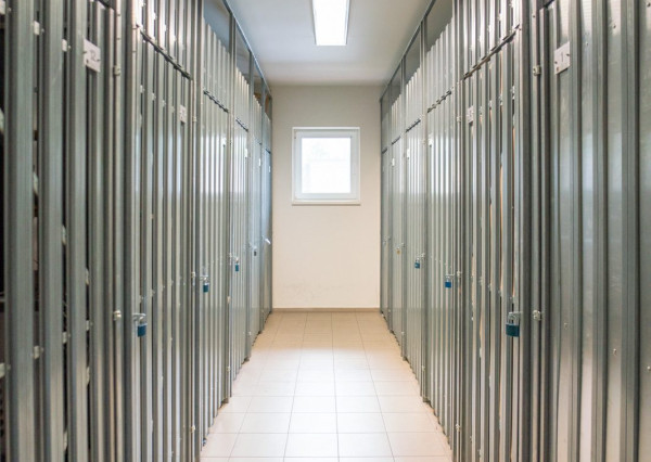 Na prenájom moderný 2-izbový byt s parkovacím miestom v centre Malaciek