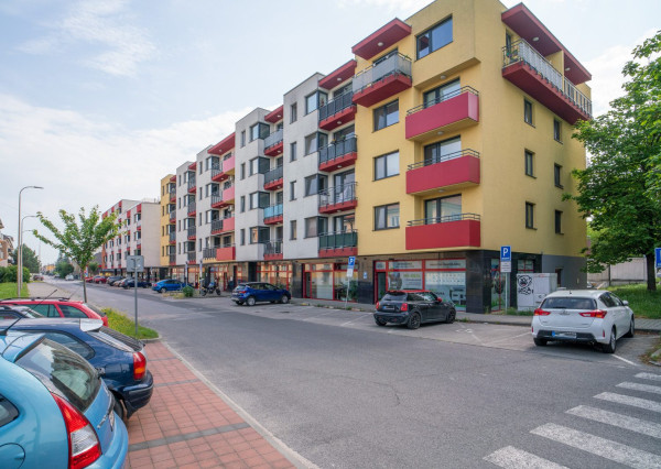 Na prenájom moderný 2-izbový byt s parkovacím miestom v centre Malaciek