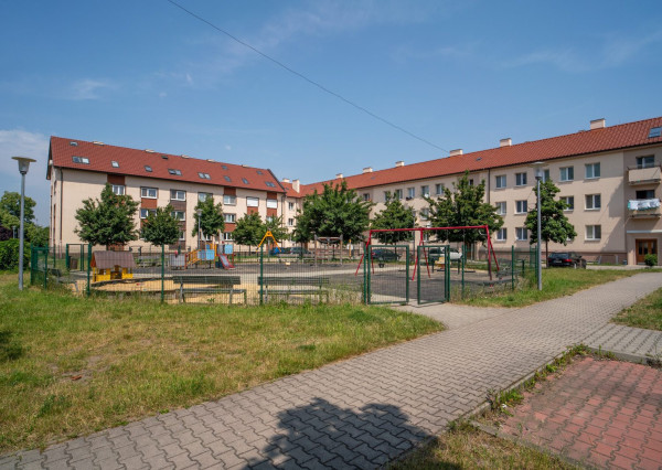 Na prenájom moderný 2-izbový byt s parkovacím miestom v centre Malaciek