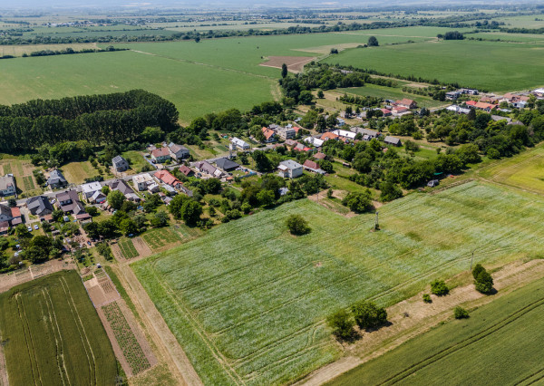 REZERVOVANÉ: Na predaj rozmerný pozemok vhodný na výstavbu v obci Moravany časť Lučkovce