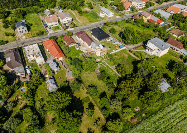 REZERVOVANÉ: Na predaj rozmerný pozemok vhodný na výstavbu v obci Moravany časť Lučkovce