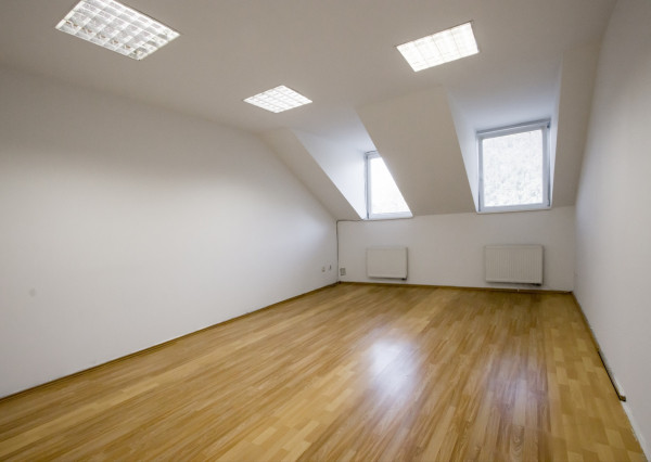 Na prenájom samostatná kancelária v centre Šamorína