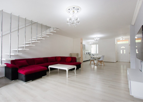 Na predaj dvojdom s rozľahlým pozemkom v centre obce Zlaté Klasy