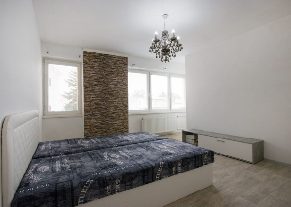 Na predaj dvojdom s rozľahlým pozemkom v centre obce Zlaté Klasy