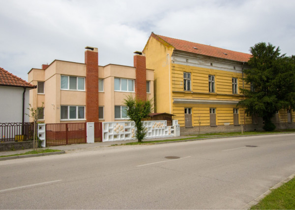 Na predaj dvojdom s rozľahlým pozemkom v centre obce Zlaté Klasy