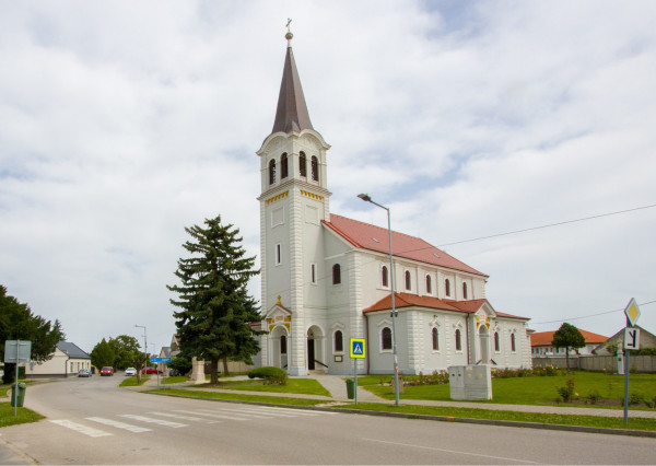 Na predaj dvojdom s rozľahlým pozemkom v centre obce Zlaté Klasy